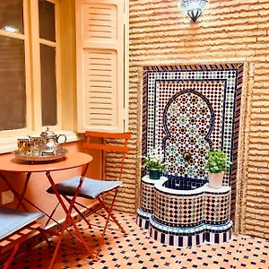 Joli Patio: Rooftop Retreat With Parking Apartment